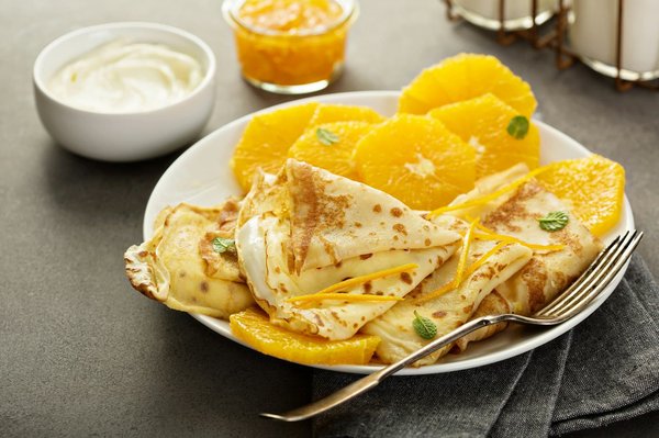 Quels sont les secrets pour réaliser des crêpes Suzette flambées avec une sauce à l'orange?