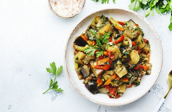 Comment préparer des plats de légumes sautés sans huile pour un repas léger?