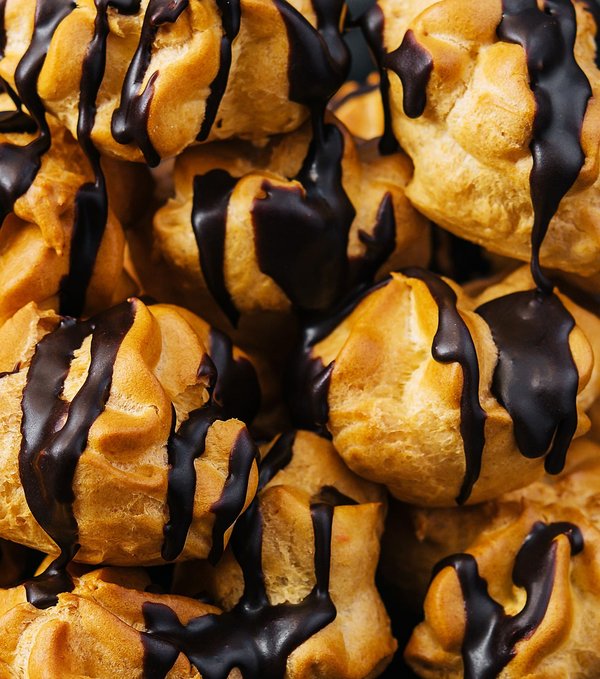 Quelle est la technique pour préparer des profiteroles avec une sauce chocolat ?